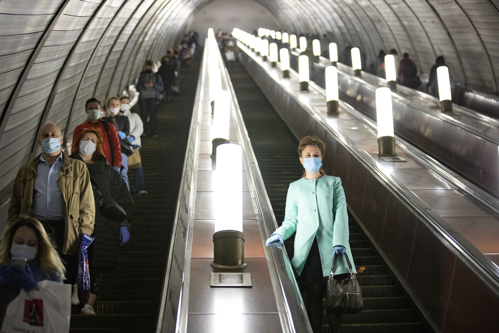 Люди в защитных масках в метро в Москве - Sputnik Грузия, 1920, 25.10.2021
