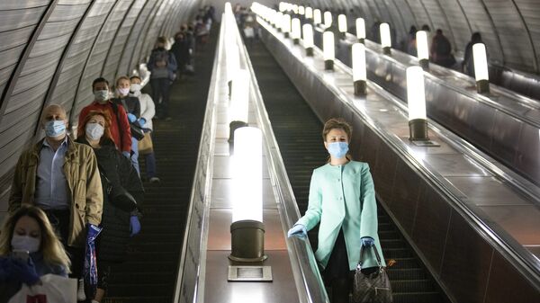 Люди в защитных масках в метро в Москве - Sputnik Грузия