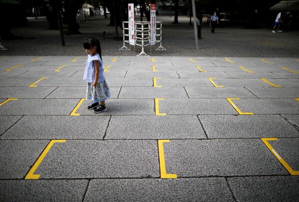 Девочка, стоящая на разметке у синтоистского святилища Ясукуни в Токио - Sputnik Грузия