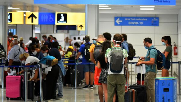 Ситуация в мире в связи с коронавирусом. Пассажиры проверяют наличие Covid-19 в аэропорту Рима - Sputnik Грузия