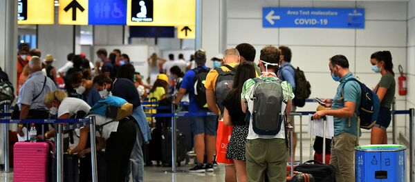 Ситуация в мире в связи с коронавирусом. Пассажиры проверяют наличие Covid-19 в аэропорту Рима Ситуация в мире в связи с коронавирусом. Пассажиры проверяют наличие Covid-19 в аэропорту Рима - Sputnik Грузия