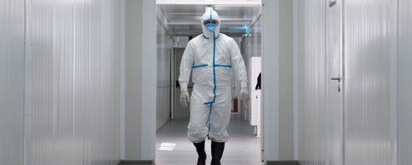 Медицинский работник в городской клинической инфекционной больнице - Sputnik Грузия