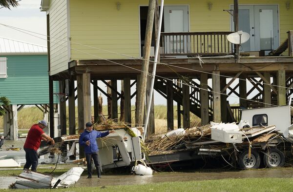 Ураган буквально сметал все на своем пути. На фото - репортеры осматривают место бедствия в поселке Холли-Бич, Луизиана - Sputnik Грузия