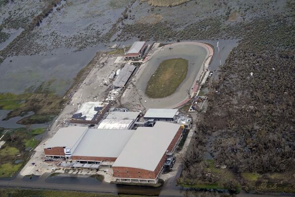 Разрушенная ураганом спортивная площадка и объекты на территории школы в Южном Кемероне в Креоле, Луизиана - Sputnik Грузия