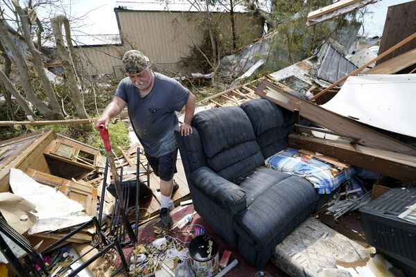 Тем, кто выжил, предстоит бороться, чтобы сохранить какое-то имущество и восстановить разрушенное ураганом. На фото житель Хекберри в Луизиане среди развалин собственного дома - Sputnik Грузия