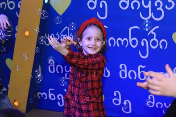 ხუთი წლის მეოცნებე გოგო და ბებიის მიერ ჩაწერილი მისი ზღაპრები ხუთი წლის მეოცნებე გოგო და ბებიის მიერ ჩაწერილი მისი ზღაპრები - Sputnik საქართველო