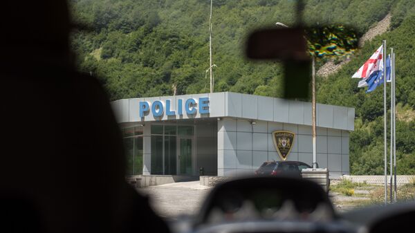 Военно-Грузинская дорога. Путешествия на машине Делика. Вид на одно из современных зданий полиции - Sputnik Грузия