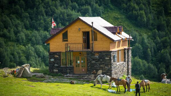 Военно-Грузинская дорога. Путешествия на машине Делика. Горные пейзажи Чаухи - вид из Джута - Sputnik Грузия