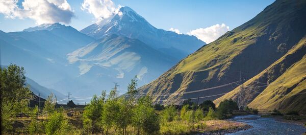 Военно-Грузинская дорога. Путешествия на машине Делика. Впечатляющие горные пейзажи - вид из ущелья Сно - Sputnik Грузия