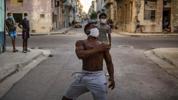Молодежь в масках на улицах Гаваны, Куба во время пандемии коронавируса COVID 19 - Sputnik Грузия