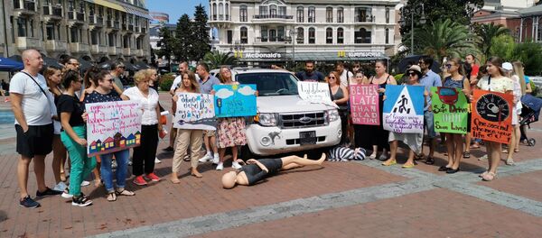 Акция в Батуми в связи с ДТП на дорогах, в которых погибли пешеходы Акция в Батуми в связи с ДТП на дорогах, в которых погибли пешеходы - Sputnik Грузия