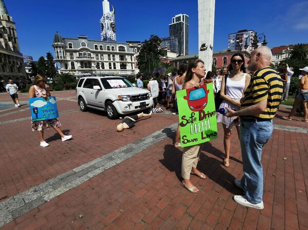 Жертв ДТП изобразили манекены: от властей Батуми потребовали навести порядок на дорогах - Sputnik Грузия