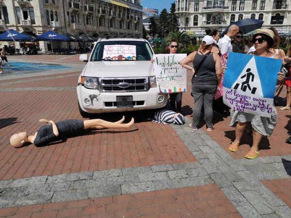 Жертв ДТП изобразили манекены: от властей Батуми потребовали навести порядок на дорогах - Sputnik Грузия