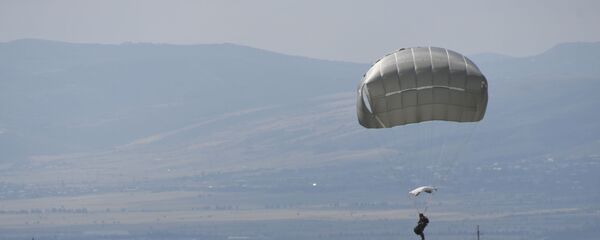 Показательные учения воздушно-десантных войск прошли в Грузии - видео - Sputnik Грузия
