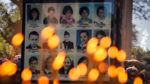 Свечи и игрушки у фотографий погибших в помещении бывшей Бесланской школы №1 - Sputnik Грузия