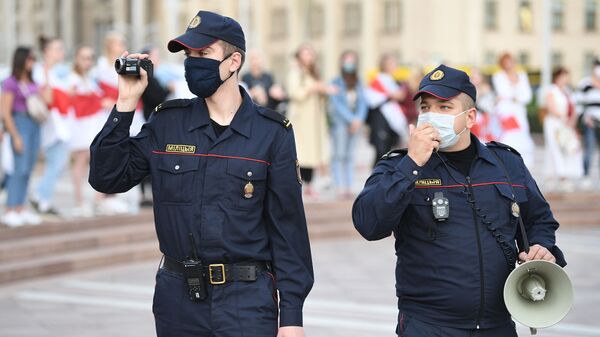Сотрудники милиции во время акции протеста оппозиции на площади Независимости в Минске - Sputnik Грузия
