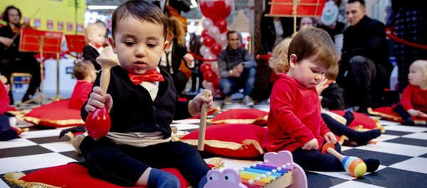 Маленькие дети на закрытой игровой площадке в Нидерландах Маленькие дети на закрытой игровой площадке в Нидерландах - Sputnik Грузия