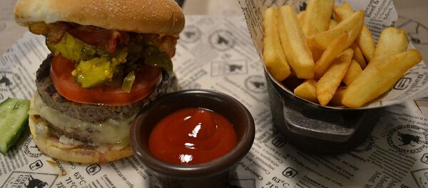 ჰანბურგერი და კარტოფილი ფრი ჰანბურგერი და კარტოფილი ფრი - Sputnik საქართველო