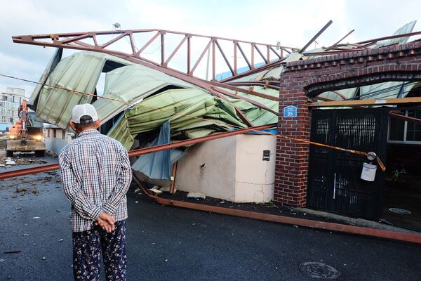 Мужчина у разрушенного тайфуном Майсак дома в Ульсане в Южной Корее - Sputnik Грузия