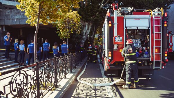 Пожарные на месте взрыва у здания Филармонии - Sputnik Грузия