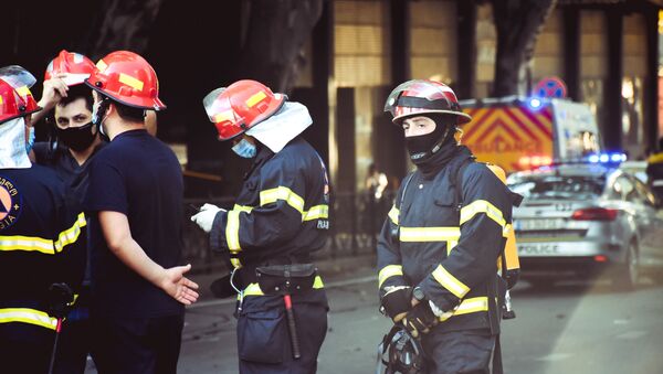 Пожарные спасатели на месте происшествия в столице Грузии - Sputnik Грузия