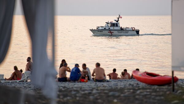 Катер Службы береговой охраны Грузии у побережья Аджарии. Отдыхающие на пляже у Черного моря - Sputnik Грузия