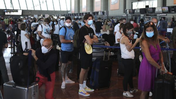 Пассажиры в масках во время пандемии коронавируса COVID 19 в аэропорту на юге Франции - Sputnik Грузия