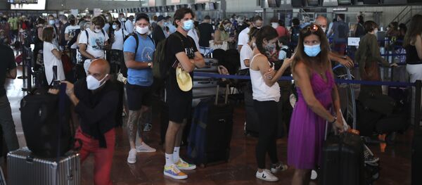 Пассажиры в масках во время пандемии коронавируса COVID 19 в аэропорту на юге Франции - Sputnik Грузия