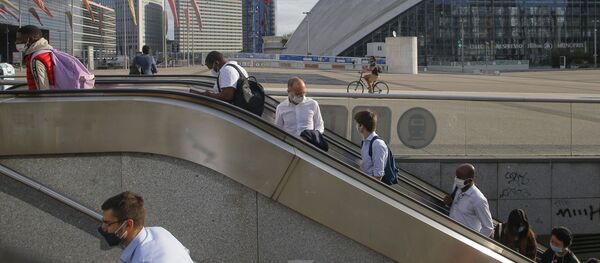 Люди в масках поднимаются по эскалатору в Париже, Франция, во время пандемии коронавируса COVID 19 - Sputnik Грузия