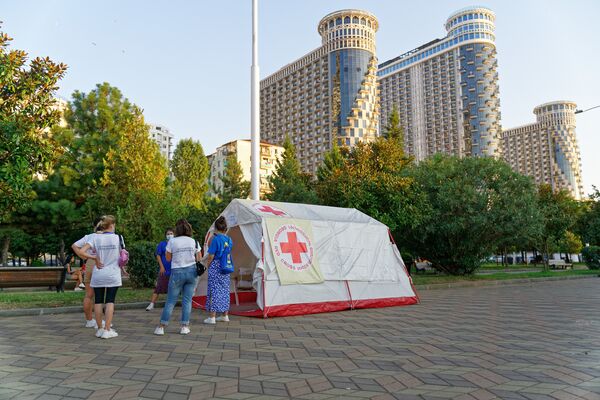 До последнего времени в курортном Батуми были размещены пять палаток, где с утра до вечера можно пройти бесплатный ПЦР-тест на коронавирус. Три из них находились на батумском бульваре - Sputnik Грузия