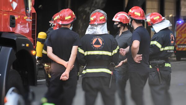Пожарные спасатели 112 на месте происшествия. Ликвидация пожара - Sputnik Грузия