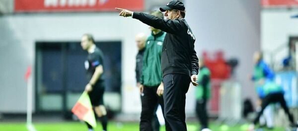 Главный тренер сборной Грузии по футболу Владимир Вайсс во время матча с Эстонией - Sputnik Грузия