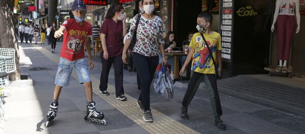 Туристы в масках во время пандемии коронавируса COVID 19 на улицах Анкары Турция - Sputnik Грузия