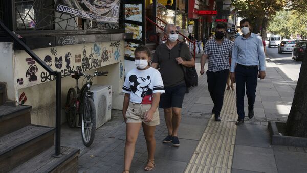 Туристы в масках во время пандемии коронавируса COVID 19 на улицах Анкары Турция - Sputnik Грузия