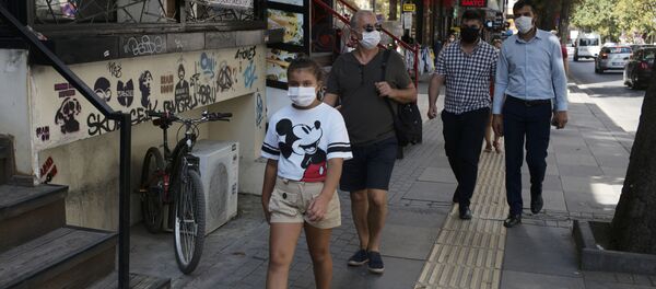 Туристы в масках во время пандемии коронавируса COVID 19 на улицах Анкары Турция - Sputnik Грузия