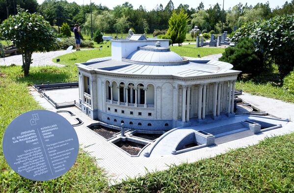 На площадке парка продумано все до деталей - есть разделение на зоны, а между изящными памятниками проложены аккуратные аллейки - Sputnik Грузия