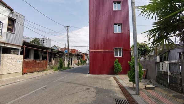 Марухская улица в Батуми. Трехэтажный дом построен посреди дороги - Sputnik Грузия