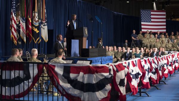 Дональд Трамп выступает перед американскими военнослужащими в Афганистане - Sputnik Грузия