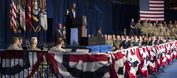 Дональд Трамп выступает перед американскими военнослужащими в Афганистане - Sputnik Грузия
