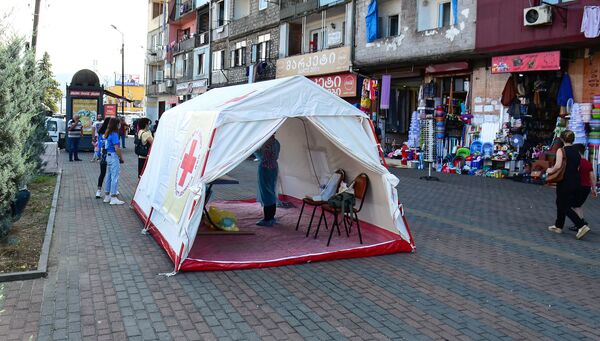 Так выглядит палатка, где делают бесплатные ПЦР-тесты на COVID-19, рядом с батумской автостанцией. Там могут пройти проверку на коронавирус все желающие - Sputnik Грузия