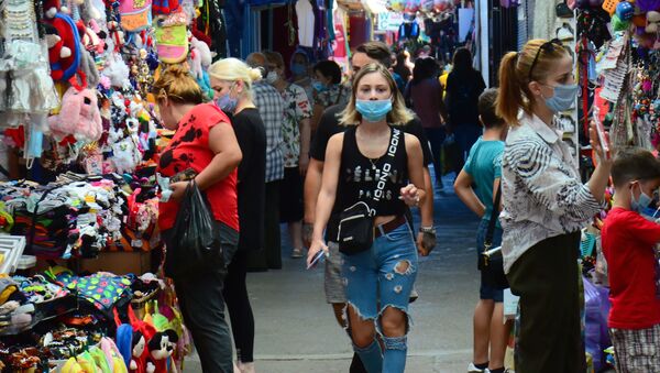 Люди в масках на батумском вещевом рынке Хопа во время пандемии коронавируса - Sputnik Грузия