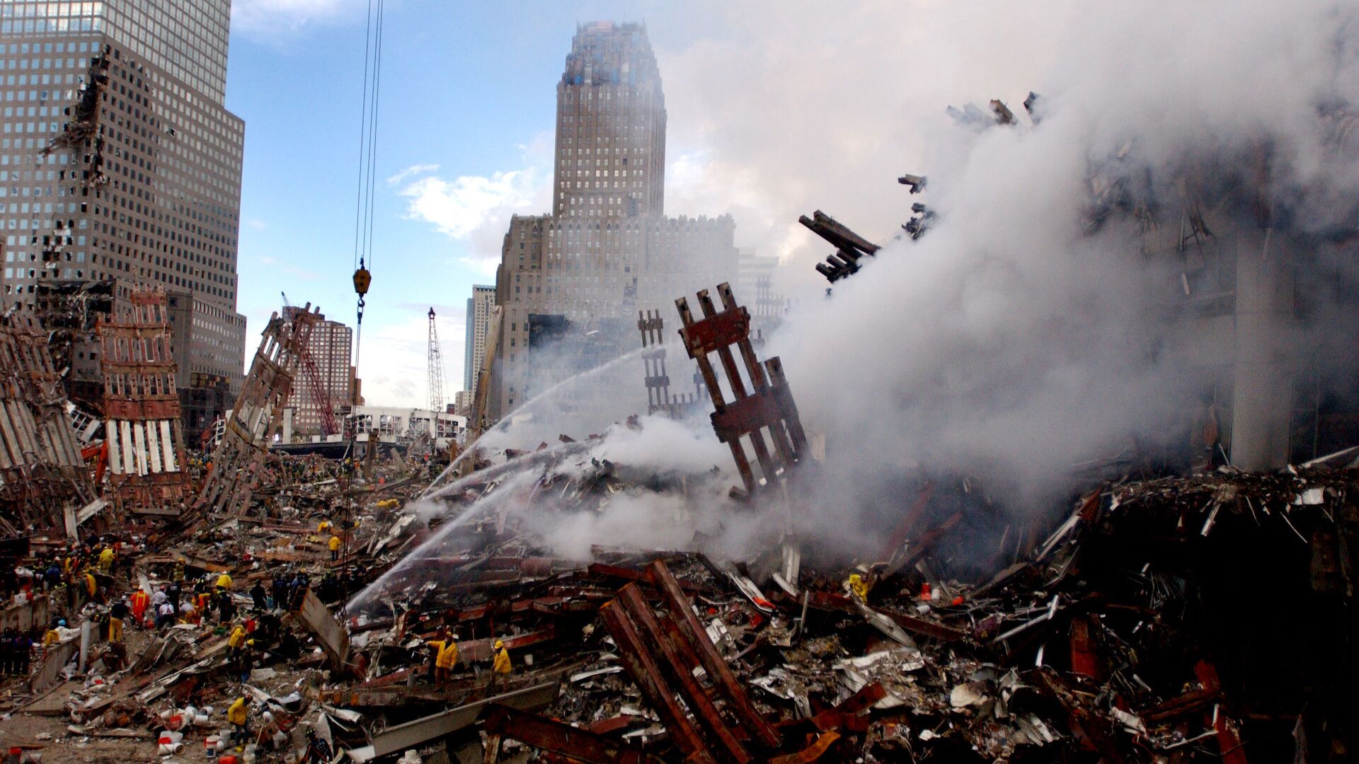 Тушение пожара на месте атакованного Всемирного торгового центра 11 сентября в Нью-Йорке  - Sputnik Грузия, 1920, 11.09.2023