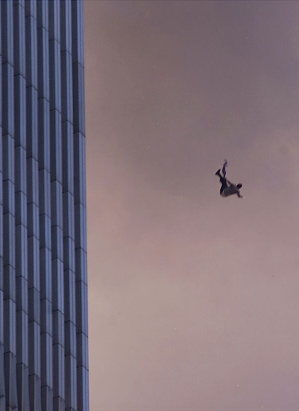 Человек падает с одной из башен Всемирного торгового центра во время теракта в Нью-Йорке  - Sputnik Грузия