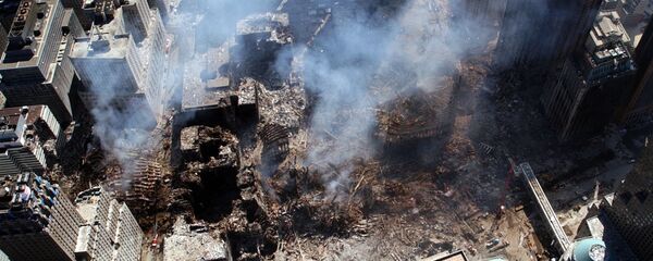 Вид сверху на разрушения на месте атакованного Всемирного торгового центра 11 сентября в Нью-Йорке  - Sputnik Грузия