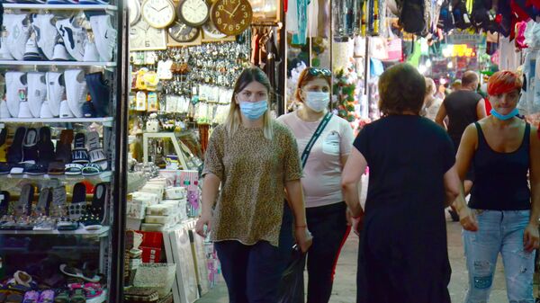Люди в масках на батумском рынке Хопа во время пандемии коронавируса - Sputnik Грузия