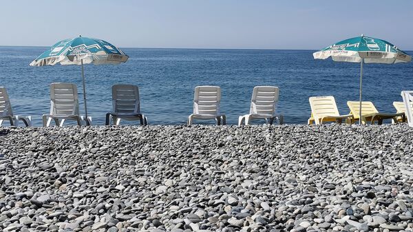 Черноморский пляж в Аджарии без отдыхающих во время пандемии коронавируса - Sputnik Грузия