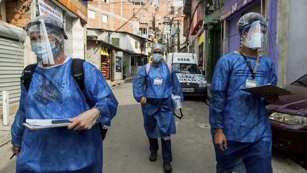 Медики волонтеры проводят тестирование на коронавирус в Бразилии во время пандемии COVID 19 - Sputnik Грузия
