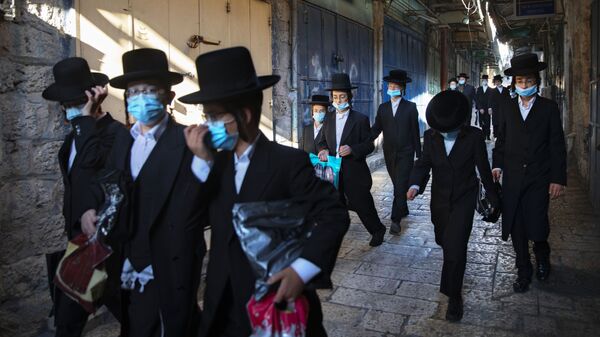 Израиль - ортодоксальные евреи в масках в Иерусалиме во время пандемии COVID 19 - Sputnik Грузия