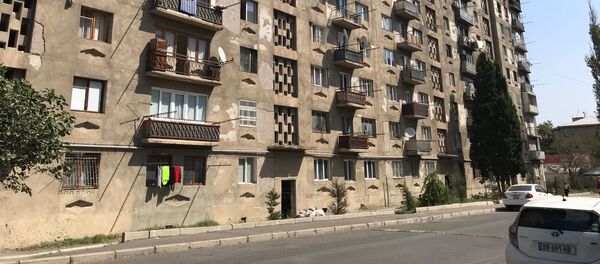 Жилой многоэтажный дом в районе Африка в столице Грузии, где были выявлены случаи заражения коронавирусом - Sputnik Грузия