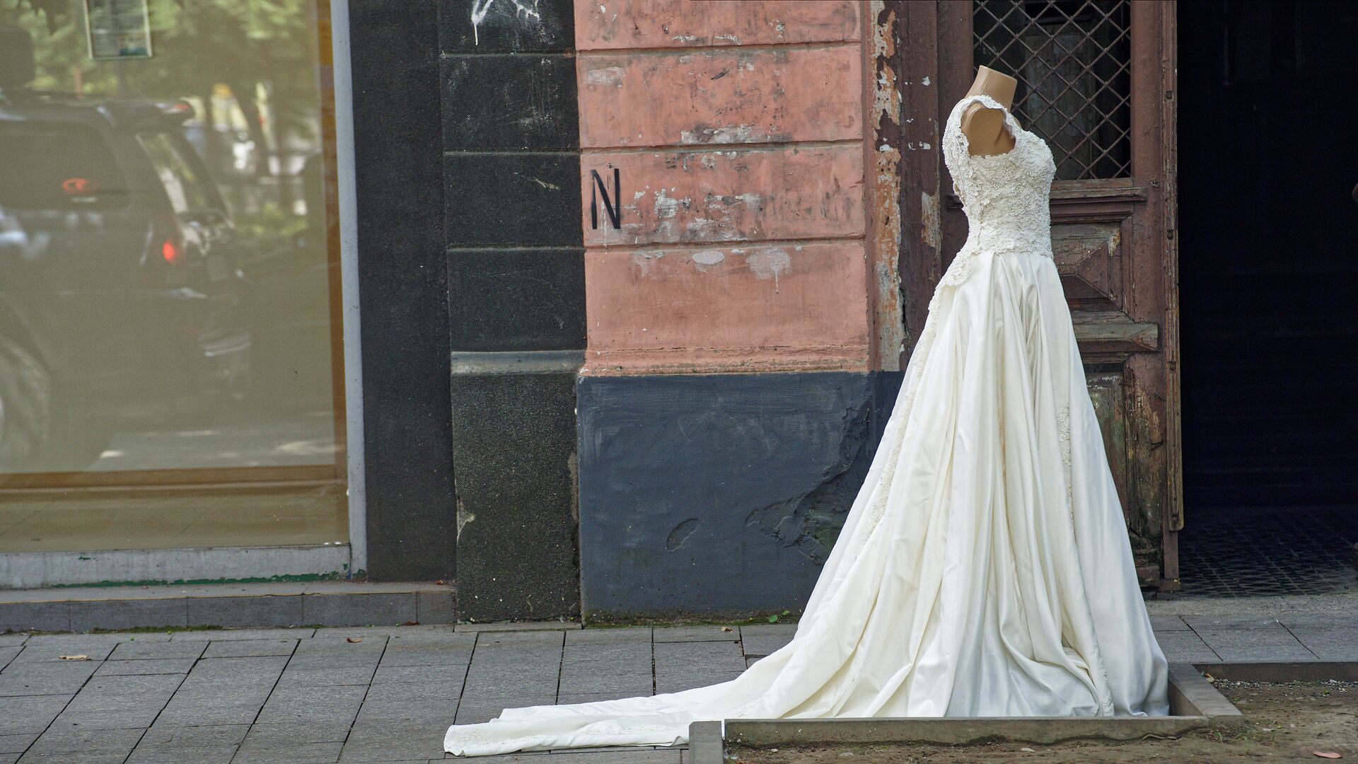 Свадебное платье на манекене на улице - Sputnik Грузия, 1920, 29.06.2022